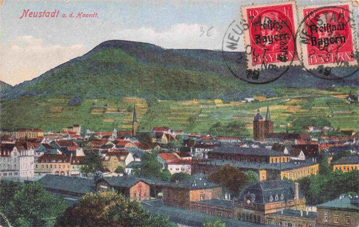 Neustadt Weinstrasse Haardt Stadtpanorama Weinberge Haardt-Gebirge Kirchen Altst