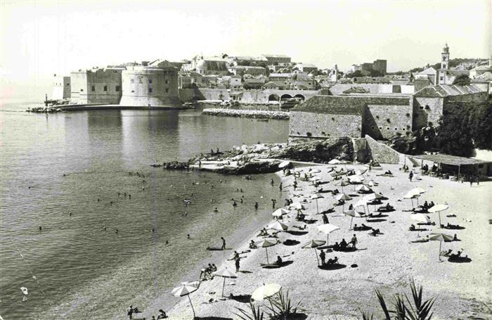 DUBROVNIK Ragusa Croatia Stadtmauer Festung Strand Sonnenschirme Badegaeste Alts