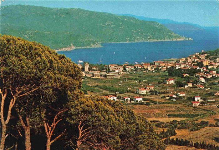 Marina di Campo Isola d Elba Toscana IT Kueste Meer Bucht Ortschaft Weinberge Ki