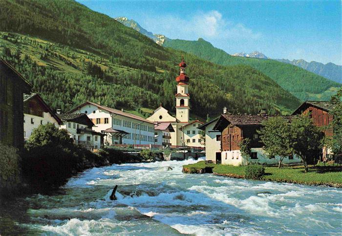 St Johann Ahrntal Suedtirol IT Kirchturm Gebirgsbach Dorfansicht Holzhaeuser Ber