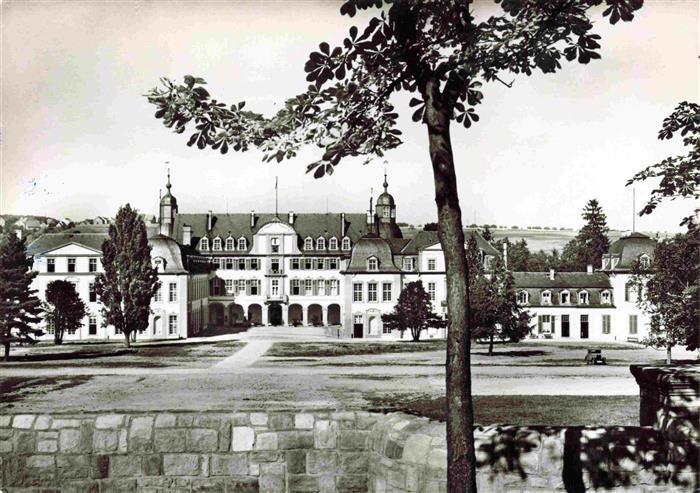 Diez Lahn Rheinland-Pfalz Schloss-Oranienstein Lahn Barockschloss Ehrenhof Baeum