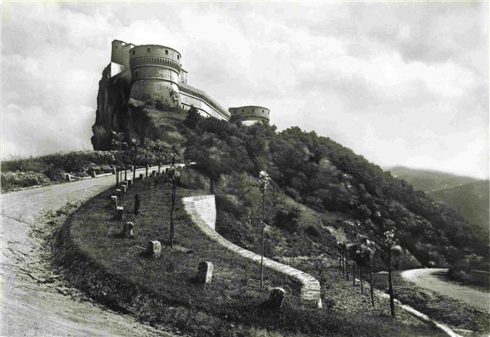 San Leo Pesaro Marche IT Castello-Feltresco Felsburg Bergfestung Rundtuerme Hueg