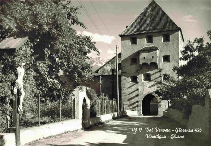Glorenza Glurns Suedtirol IT Stadttor Stadtturm Gasse Kruzifix Baeume Bergpanora