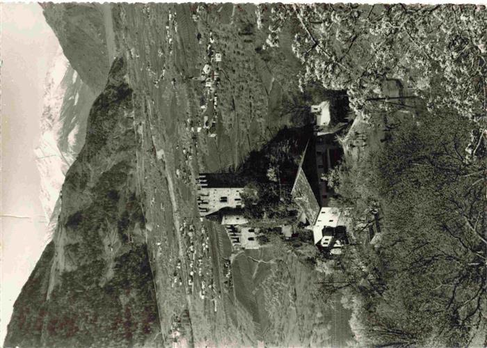 Saltaus MERANO Suedtirol IT Brunnenburg Castel-Fontana Burg Burgturm Zinnen Tal