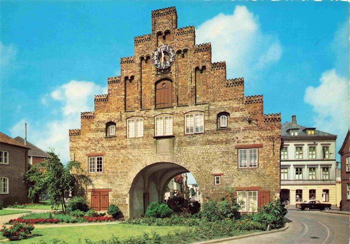 FLENSBURG Flensborg Schleswig-Holstein Nordertor Stadttor Backstein Uhr Blumen