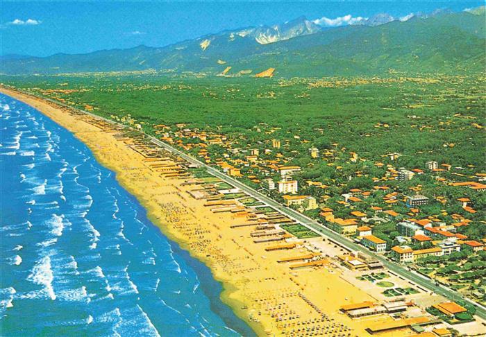 MARINA DI PIETRASANTA Lucca Toscana IT Strand Meer Berge Alpi-Apuane Luftaufnahm