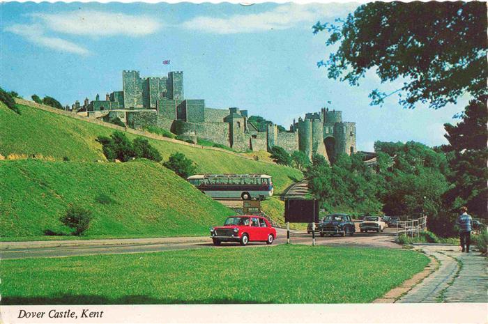 Castle Dover Dover-Castle Burganlage Burggraben Strasse Bus Autos Kent