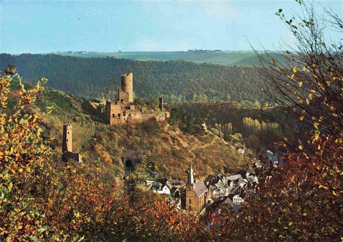 Monreal Eifel Burgruine Loewenburg Kirchturm Dorf Eifel Herbst Tal Wald
