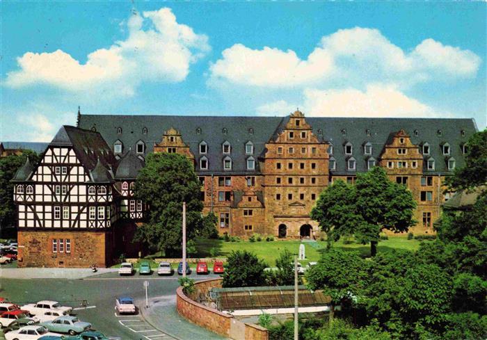 GIEssEN Lahn Neues-Schloss Fachwerk Barockbau Parkplatz Autos Baeume Rasen