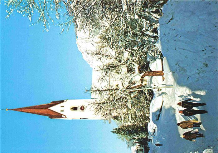 OBERSTDORF Bayern Kirche Kirchturm Schnee Winter Fussgaenger Allgaeu Berge Baeum