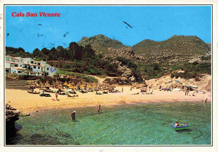 Cala San Vicente Mallorca ES Strand Bucht Berge Sonnenschirme Badegaeste Boote F
